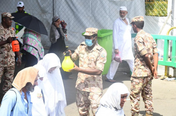 Managing the uninterrupted flow of pilgrims and ensuring their safety during the so-called Hach, one of the largest religious concentrations in the world, represents a huge logistical challenge for the Arab kingdom. About two million faithful, whether foreigners or residents of Saudi Arabia, will perform the Hach this year, according to local press. Hash is one of the five pillars of Islam, which every Muslim must fulfill at least once in his life if he has the means to do so. Mecca, located in a desert valley and whose access is prohibited to non-Muslims, houses the Kaaba, a cubic structure covered by a black cloth with gold embroidery in the heart of the Great Mosque and in which direction Muslims pray five times a day. The pilgrims saw the rain that precipitated part of the pilgrimage as a blessing, as Muslims believe that prayers are answered more during storms. Throughout the stage of the journey to Mecca, volunteers assist pilgrims, guiding them with maps and providing them with water and repair in the face of severe storms, although technology and especially smartphones have been the best assistance for travelers in recent years.