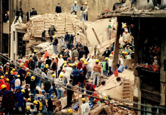 El miércoles 28 de agosto, a las 19 hs, en el Centro Cultural Néstor Kirchner (CCK) de la capital Argentina, será inaugurada “Veinticinco”, la muestra fotográfica que la Asociación Mutual Israelí Argentina (AMIA) produjo por los 25 años del atentado terrorista, que se cumplieron el pasado 18 de julio. Integrada por 38 imágenes que proponen dimensionar el horror causado por el terrorismo la muestra fue realizada por AMIA, con el apoyo del Ministerio de Relaciones Exteriores y Culto de la Nación . La muestra podrá visitarse hasta el domingo 22 de septiembre en la sala 122, ubicada en el subsuelo de Sarmiento 151, de miércoles a domingos y feriados, en el horario de 13 a 20.