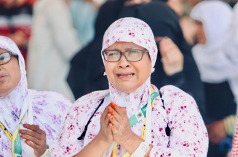 Managing the uninterrupted flow of pilgrims and ensuring their safety during the so-called Hach, one of the largest religious concentrations in the world, represents a huge logistical challenge for the Arab kingdom. About two million faithful, whether foreigners or residents of Saudi Arabia, will perform the Hach this year, according to local press. Hash is one of the five pillars of Islam, which every Muslim must fulfill at least once in his life if he has the means to do so. Mecca, located in a desert valley and whose access is prohibited to non-Muslims, houses the Kaaba, a cubic structure covered by a black cloth with gold embroidery in the heart of the Great Mosque and in which direction Muslims pray five times a day. The pilgrims saw the rain that precipitated part of the pilgrimage as a blessing, as Muslims believe that prayers are answered more during storms. Throughout the stage of the journey to Mecca, volunteers assist pilgrims, guiding them with maps and providing them with water and repair in the face of severe storms, although technology and especially smartphones have been the best assistance for travelers in recent years.