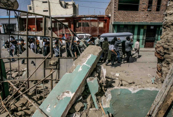 En Pisco (Ica) se registró uno de los terremotos más destructivos de la historia del Perú.  El terremoto de magnitud 8  en la escala conocida como magnitud de momento (Mw) dejó más de 434 mil damnificados, la mayoría en Ica; 221 mil personas se vieron afectadas, 52 mil viviendas se derrumbaron y 596 personas fallecieron producto del derrumbe de los edificios.