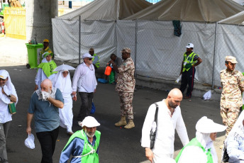 Managing the uninterrupted flow of pilgrims and ensuring their safety during the so-called Hach, one of the largest religious concentrations in the world, represents a huge logistical challenge for the Arab kingdom. About two million faithful, whether foreigners or residents of Saudi Arabia, will perform the Hach this year, according to local press. Hash is one of the five pillars of Islam, which every Muslim must fulfill at least once in his life if he has the means to do so. Mecca, located in a desert valley and whose access is prohibited to non-Muslims, houses the Kaaba, a cubic structure covered by a black cloth with gold embroidery in the heart of the Great Mosque and in which direction Muslims pray five times a day. The pilgrims saw the rain that precipitated part of the pilgrimage as a blessing, as Muslims believe that prayers are answered more during storms. Throughout the stage of the journey to Mecca, volunteers assist pilgrims, guiding them with maps and providing them with water and repair in the face of severe storms, although technology and especially smartphones have been the best assistance for travelers in recent years.