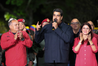 El capitán Diosdado Cabello admitió la posibilidad de adelantar más de un año las elecciones, que corresponde realizar en diciembre de 2020, para renovar ese poder, el único controlado por la oposición. El presidente de la Asamblea Nacional Constituyente (ANC), capitán Diosdado Cabello, al comenzar la sesión de ese cuerpo integrado exclusivamente por chavistas afirmó que “aquí va a haber elecciones, pronto, más pronto de lo que ustedes crean”, pese a que la composición de la AN debe renovarse el 5 de enero de 2021 y usualmente los comicios se efectúan no más de un mes antes. Más tarde, la ANC resolvió crear una comisión -que integrarán Cabello y otros dos constituyentes- que definirá en qué fecha se realizarán esas elecciones, tras consultar "a todos los organismos sobre cuándo es el mejor momento". "Si de esa consulta resulta que es el 1 de enero, el 1 de enero se hará; si dice que es este año, se harán cuando diga esa consulta", advirtió Cabello, y agregó que la decisión estará tomada "en los próximos días". La supuesta disolución del parlamento fue desmentida al cabo de una jornada cargada de rumores que lo auguraban, después de que así lo anunciaran el presidente interino designado por la AN, Juan Guaidó, y, basados en sus propias fuentes, los diarios El Nacional y El Universal y la televisora Globovisión. En la foto de archivo tomada el 16 de octubre de 2017 en Caracas el capitán Diosdado Cabello junto a Nicolás Maduro.