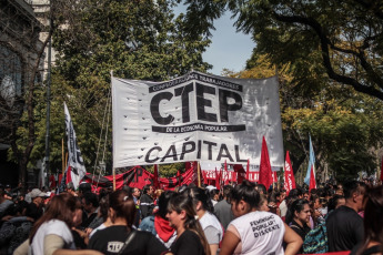 Movements and social organizations of Argentina marched this Wednesday, August 28, throughout the country, in a new day of mobilization for the current economic and social crisis product of the policies of the president of that South American nation, Mauricio Macri. Protesters gathered around the iconic Plaza de la República, located at the intersection of 9 de Julio and Corrientes avenues, Buenos Aires, capital of the nation, to demand the first Argentine president to activate a Food Emergency Law to to alleviate the crisis in which the community and the most vulnerable sectors of that country are submerged. In the list of claims published by the Confederation of Workers of the Popular Economy (CTEP) and other labor organizations, the increase of the Complementary Social Salary was demanded in the same proportion as the minimum, vital and mobile salary, by 50 percent.