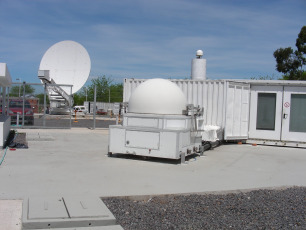 A pocos meses de ponerse en marcha el Observatorio Argentino-Alemán de Geodesia (AGGO por sus siglas en inglés) , su radiotelescopio fue seleccionado para realizar mediciones respecto al posicionamiento exacto de la Tierra. A comienzos de este año, se firmó un convenio de cooperación entre el CONICET y el Ministerio de Defensa de la Nación que le permitiría al AGGO que funciona en el Parque Pereyra Iraola de la ciudad de La Plata, entrar en una fase de funcionamiento pleno gracias a la incorporación de personal técnico de las Fuerzas Armadas dedicado a operar dos importantes instrumentos de observación astronómica. Un radiotelescopio que sirve para observar cuásares, objetos astronómicos tan infinitamente lejanos que por eso mismo se los considera quietos y sirven para estudiar el posicionamiento de la Tierra, y un telescopio láser que toma imágenes de satélites artificiales.  El AGGO surgió en 2015 como iniciativa conjunta entre el CONICET y la Agencia Federal de Cartografía y Geodesia de Alemania (BKG, por sus siglas en alemán).