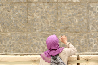 Managing the uninterrupted flow of pilgrims and ensuring their safety during the so-called Hach, one of the largest religious concentrations in the world, represents a huge logistical challenge for the Arab kingdom. About two million faithful, whether foreigners or residents of Saudi Arabia, will perform the Hach this year, according to local press. Hash is one of the five pillars of Islam, which every Muslim must fulfill at least once in his life if he has the means to do so. Mecca, located in a desert valley and whose access is prohibited to non-Muslims, houses the Kaaba, a cubic structure covered by a black cloth with gold embroidery in the heart of the Great Mosque and in which direction Muslims pray five times a day. The pilgrims saw the rain that precipitated part of the pilgrimage as a blessing, as Muslims believe that prayers are answered more during storms. Throughout the stage of the journey to Mecca, volunteers assist pilgrims, guiding them with maps and providing them with water and repair in the face of severe storms, although technology and especially smartphones have been the best assistance for travelers in recent years.