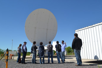 A pocos meses de ponerse en marcha el Observatorio Argentino-Alemán de Geodesia (AGGO por sus siglas en inglés) , su radiotelescopio fue seleccionado para realizar mediciones respecto al posicionamiento exacto de la Tierra. A comienzos de este año, se firmó un convenio de cooperación entre el CONICET y el Ministerio de Defensa de la Nación que le permitiría al AGGO que funciona en el Parque Pereyra Iraola de la ciudad de La Plata, entrar en una fase de funcionamiento pleno gracias a la incorporación de personal técnico de las Fuerzas Armadas dedicado a operar dos importantes instrumentos de observación astronómica. Un radiotelescopio que sirve para observar cuásares, objetos astronómicos tan infinitamente lejanos que por eso mismo se los considera quietos y sirven para estudiar el posicionamiento de la Tierra, y un telescopio láser que toma imágenes de satélites artificiales.  El AGGO surgió en 2015 como iniciativa conjunta entre el CONICET y la Agencia Federal de Cartografía y Geodesia de Alemania (BKG, por sus siglas en alemán).