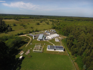 A few months after the start of the Argentine-German Geodesy Observatory (AGGO), its radio telescope was selected to measure the exact position of the Earth. At the beginning of this year, a cooperation agreement was signed between CONICET and the Ministry of Defense of the Nation that would allow AGGO, which operates in the Pereyra Iraola Park in the city of La Plata, to enter a full operational phase thanks to the incorporation of technical personnel of the Armed Forces dedicated to operate two important astronomical observation instruments. A radio telescope that serves to observe quasars, astronomical objects so infinitely far away that is why they are considered still and serve to study the positioning of the Earth, and a laser telescope that takes images of artificial satellites. The AGGO emerged in 2015 as a joint initiative between CONICET and the German Federal Agency for Cartography and Geodesy (BKG).