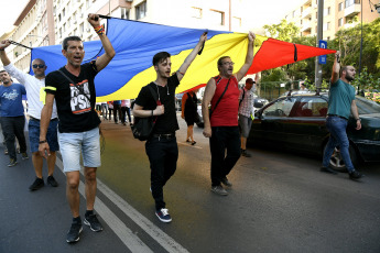 Demonstrations have been concentrated in the center of Bucharest, the Romanian capital, to protest against the government they accuse of "Government of thieves" Between shouts of "Government of thieves", "Resignation" and "The diaspora is at home because they care", protesters, mostly residents abroad, have called for the resignation of the Government of the Social Democratic Party (PSD) by the corruption and the famine of life. According to local press, the last demonstration held this weekend has brought together between 30,000 and 50,000 people. The confrontation, in which the Police have used tear gas and protesters have thrown blunt objects such as stones or bottles, has been triggered when some of the protesters tried to overcome the police cordon that protected the government headquarters. Many Romanians living in countries such as Germany, France, Italy and Spain have moved to Bucharest to participate in the protest, and visit the family for summer vacations. Similar protests were also held in cities such as Cluj-Napoca, Timisoara, Sibiu and Iasi, among others. Around three and a half million Romanians, from a population of 20 million, currently work abroad and send more than 4,000 million euros in remittances, according to the authorities.