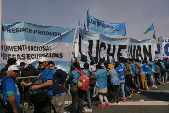 Movimientos y organizaciones sociales de Argentina marcharon este miércoles 28 de agosto en todo el país, en una nueva jornada de movilización por la actual crisis económica y social producto de las políticas del presidente de esa nación suramericana, Mauricio Macri. Los manifestantes se agolparon en los alrededores de la icónica Plaza de la República, ubicada en la intersección de las avenidas 9 de Julio y Corrientes, Buenos Aires, capital de la nación, para exigir al primer mandatario argentino que active una Ley de Emergencia Alimentaria para paliar la crisis en la que está sumergida la colectividad y los sectores más vulnerables de ese país. En la lista de reclamos publicados por la Confederación de Trabajadores de la Economía Popular (CTEP) y otras organizaciones laborales se exigió el aumento del Salario Social Complementario en la misma proporción que el salario mínimo, vital y móvil, en un 50 por ciento.