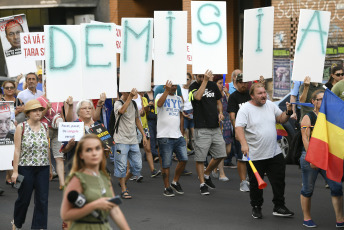 Las manifestaciones se han concentrado en el centro de Bucarest, la capital rumana, para protestar contra el gobierno al que acusan de "Gobierno de ladrones"  Entre gritos de "Gobierno de ladrones", "Dimisión" y "La diáspora está en casa porque le importa", los manifestantes, en su mayoría residentes en el extranjero, han pedido la dimisión del Gobierno del Partido Social Demócrata (PSD) por la corrupción y la carestía de la vida. Según la prensa local, la última manifestación realizada este fin de semana ha reunido entre 30.000 y 50.000 personas. El enfrentamiento, en el cual la Policía ha empleado gas lacrimógeno y los manifestantes han lanzado objetos contundentes como piedras o botellas, se ha desencadenado cuando algunos de los manifestantes intentaron superar el cordón policial que protegía la sede del Gobierno.  Muchos rumanos residentes en países como Alemania, Francia, Italia y España se han desplazado a Bucarest para participar en la protesta, y visitar a la familia por las vacaciones estivales. También se celebraron protestas similares en ciudades como Cluj-Napoca, Timisoara, Sibiu e Iasi, entre otras. Alrededor de tres millones y medio de rumanos, de una población de 20 millones, trabajan actualmente en el extranjero y envían más de 4.000 millones de euros en remesas, según las autoridades.