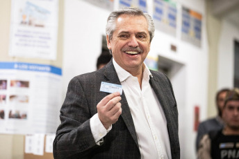 El precandidato a presidente por el Frente de Todos, Alberto Fernández, emitió su voto en la sede de la Universidad Católica Argentina, en el barrio de Puerto Madero. El candidato opositor volvió a cuestionar a la empresa Smartmatic, encargada del procesamiento de llos datos del escrutinio: "El gobierno hizo todo lo necesario para que haya dudas sobre el sistema de traspaso de datos, hay mucha preocupación porque la empresa encargada tiene unos antecedentes horribles", expresó a la prensa, y anticipó que después de las PASO, realizará una “convocatoria a todos los argentinos para arreglar los infinitos problemas que estamos viviendo”.