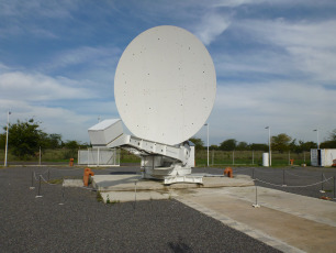 A few months after the start of the Argentine-German Geodesy Observatory (AGGO), its radio telescope was selected to measure the exact position of the Earth. At the beginning of this year, a cooperation agreement was signed between CONICET and the Ministry of Defense of the Nation that would allow AGGO, which operates in the Pereyra Iraola Park in the city of La Plata, to enter a full operational phase thanks to the incorporation of technical personnel of the Armed Forces dedicated to operate two important astronomical observation instruments. A radio telescope that serves to observe quasars, astronomical objects so infinitely far away that is why they are considered still and serve to study the positioning of the Earth, and a laser telescope that takes images of artificial satellites. The AGGO emerged in 2015 as a joint initiative between CONICET and the German Federal Agency for Cartography and Geodesy (BKG).