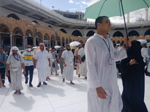 Managing the uninterrupted flow of pilgrims and ensuring their safety during the so-called Hach, one of the largest religious concentrations in the world, represents a huge logistical challenge for the Arab kingdom. About two million faithful, whether foreigners or residents of Saudi Arabia, will perform the Hach this year, according to local press. Hash is one of the five pillars of Islam, which every Muslim must fulfill at least once in his life if he has the means to do so. Mecca, located in a desert valley and whose access is prohibited to non-Muslims, houses the Kaaba, a cubic structure covered by a black cloth with gold embroidery in the heart of the Great Mosque and in which direction Muslims pray five times a day. The pilgrims saw the rain that precipitated part of the pilgrimage as a blessing, as Muslims believe that prayers are answered more during storms. Throughout the stage of the journey to Mecca, volunteers assist pilgrims, guiding them with maps and providing them with water and repair in the face of severe storms, although technology and especially smartphones have been the best assistance for travelers in recent years.