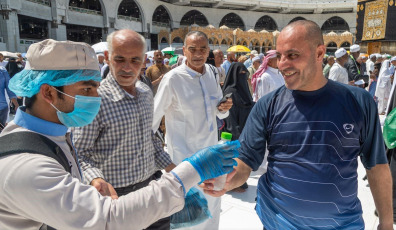 Gestionar el flujo ininterrumpido de peregrinos y garantizar su seguridad durante el llamado Hach, una de las mayores concentraciones religiosas del mundo, supone un enorme desafío logístico para el reino árabe. Unos dos millones de fieles, ya sean extranjeros o residentes en Arabia Saudita, realizarán este año el Hach, según la prensa local. El hach es uno de los cinco pilares del islam, que todo musulmán debe cumplir al menos una vez en la vida si tiene los medios para ello. La Meca, situada en un valle desértico y cuyo acceso está prohibido a los no musulmanes, aloja la Kaaba, una estructura cúbica cubierta por una tela negra con bordados dorados en el corazón de la Gran Mezquita y en dirección a la cual los musulmanes rezan cinco veces al día. Los peregrinos vieron la lluvía que se precipitó en parte del peregrinaje como una bendición, ya que los musulmanes creen que las oraciones se responden más durante las tormentas. En toda la etapa del recorrido hacia la Meca, voluntarios asisten a los peregrinos, guiandolos con mapas y brindandoles agua y reparo ante las fuertes tormentas, aunque la tecnología y en especial los smartphones vienen siendo durante los últimos años la mejor asistencia para los viajeros.