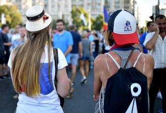 Las manifestaciones se han concentrado en el centro de Bucarest, la capital rumana, para protestar contra el gobierno al que acusan de "Gobierno de ladrones"  Entre gritos de "Gobierno de ladrones", "Dimisión" y "La diáspora está en casa porque le importa", los manifestantes, en su mayoría residentes en el extranjero, han pedido la dimisión del Gobierno del Partido Social Demócrata (PSD) por la corrupción y la carestía de la vida. Según la prensa local, la última manifestación realizada este fin de semana ha reunido entre 30.000 y 50.000 personas. El enfrentamiento, en el cual la Policía ha empleado gas lacrimógeno y los manifestantes han lanzado objetos contundentes como piedras o botellas, se ha desencadenado cuando algunos de los manifestantes intentaron superar el cordón policial que protegía la sede del Gobierno.  Muchos rumanos residentes en países como Alemania, Francia, Italia y España se han desplazado a Bucarest para participar en la protesta, y visitar a la familia por las vacaciones estivales. También se celebraron protestas similares en ciudades como Cluj-Napoca, Timisoara, Sibiu e Iasi, entre otras. Alrededor de tres millones y medio de rumanos, de una población de 20 millones, trabajan actualmente en el extranjero y envían más de 4.000 millones de euros en remesas, según las autoridades.