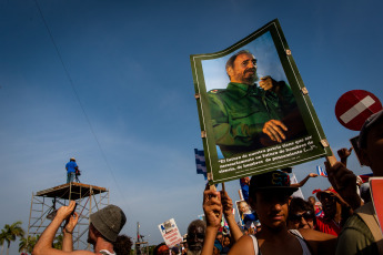 El 13 de agosto de 1926, cerca de Birán, Mayarí, Cuba, nacía Fidel Alejandro Castro Ruz. Desde muy joven Fidel mostró un gran interés por la historia y los asuntos militares. Debido a su inteligencia excepcional, sus padres decidieron enviarlo a Santiago de Cuba, a la edad de seis años, junto con su hermana, Angelita. En Santiago y luego en La Habana, Castro completó sus estudios hasta graduarse en Derecho en 1950. A partir de entonces, se involucró en diferentes comunidades políticas. Después de denunciar al dictador Fulgencio Batista ante un Tribunal de Emergencia y recibir una decisión contraria, Castro comprendió que la lucha armada era la única manera de lograr un cambio en el sistema de gobierno. Participó en una fallida rebelión contra el dictador, por lo que fue detenido en 1953. Veintidós meses después, fue liberado y se exilió en México, donde comenzó a hacer planes para derrocar a Batista. Fidel Castro regresó a Cuba en 1957, en un barco con un pequeño grupo de 82 rebeldes, entre ellos el argentino Ernesto Che Guevara. Después de una guerra de guerrillas en las zonas rurales de la isla, la lucha se extendió a la ciudad. El 1 de enero de 1959, se proclamó la victoria de los revolucionarios. Castro tomó el poder, iniciando un período caracterizado por su política socialista. Como primer ministro, comenzó a producir reformas a gran escala. Terminó con el dominio estadounidense sobre la isla y, en 1961, logró detener la invasión de exiliados apoyados por Estados Unidos en Playa Girón. Fidel Castro transformó Cuba en el primer país comunista en el hemisferio occidental y se alió con la Unión Soviética. El país se convirtió en un enemigo de los Estados Unidos y vivió momentos de gran tensión durante la Guerra Fría.