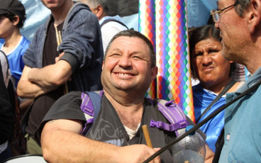 Movimientos y organizaciones sociales de Argentina marcharon este miércoles 28 de agosto en todo el país, en una nueva jornada de movilización por la actual crisis económica y social producto de las políticas del presidente de esa nación suramericana, Mauricio Macri. Los manifestantes se agolparon en los alrededores de la icónica Plaza de la República, ubicada en la intersección de las avenidas 9 de Julio y Corrientes, Buenos Aires, capital de la nación, para exigir al primer mandatario argentino que active una Ley de Emergencia Alimentaria para paliar la crisis en la que está sumergida la colectividad y los sectores más vulnerables de ese país. En la lista de reclamos publicados por la Confederación de Trabajadores de la Economía Popular (CTEP) y otras organizaciones laborales se exigió el aumento del Salario Social Complementario en la misma proporción que el salario mínimo, vital y móvil, en un 50 por ciento.