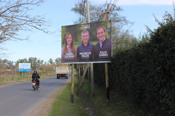 Everything indicates that the next President of Argentina will be among Alberto Fernández, who takes as Vice-Presidential candidate the former President Cristina Fernández de Kirchner, and Mauricio Macri, current President of Argentina, who is on his second term and is accompanied in the Presidential formula by the Peronist Miguel Angel Pichetto. After the Primary on Sunday, August 11, the October election will define the next President, among other positions. The Argentine electoral system establishes that, to be president, the most voted candidate must obtain at least 45% of the votes, or more than 40% with a difference of ten percentage points with the second most voted candidate. If none obtains sufficient votes to consecrate themselves president, they must compete for the Government in a ballot that is disputed on November 24.