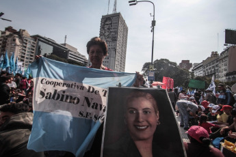 Movimientos y organizaciones sociales de Argentina marcharon este miércoles 28 de agosto en todo el país, en una nueva jornada de movilización por la actual crisis económica y social producto de las políticas del presidente de esa nación suramericana, Mauricio Macri. Los manifestantes se agolparon en los alrededores de la icónica Plaza de la República, ubicada en la intersección de las avenidas 9 de Julio y Corrientes, Buenos Aires, capital de la nación, para exigir al primer mandatario argentino que active una Ley de Emergencia Alimentaria para paliar la crisis en la que está sumergida la colectividad y los sectores más vulnerables de ese país. En la lista de reclamos publicados por la Confederación de Trabajadores de la Economía Popular (CTEP) y otras organizaciones laborales se exigió el aumento del Salario Social Complementario en la misma proporción que el salario mínimo, vital y móvil, en un 50 por ciento.