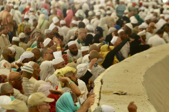 Managing the uninterrupted flow of pilgrims and ensuring their safety during the so-called Hach, one of the largest religious concentrations in the world, represents a huge logistical challenge for the Arab kingdom. About two million faithful, whether foreigners or residents of Saudi Arabia, will perform the Hach this year, according to local press. Hash is one of the five pillars of Islam, which every Muslim must fulfill at least once in his life if he has the means to do so. Mecca, located in a desert valley and whose access is prohibited to non-Muslims, houses the Kaaba, a cubic structure covered by a black cloth with gold embroidery in the heart of the Great Mosque and in which direction Muslims pray five times a day. The pilgrims saw the rain that precipitated part of the pilgrimage as a blessing, as Muslims believe that prayers are answered more during storms. Throughout the stage of the journey to Mecca, volunteers assist pilgrims, guiding them with maps and providing them with water and repair in the face of severe storms, although technology and especially smartphones have been the best assistance for travelers in recent years.