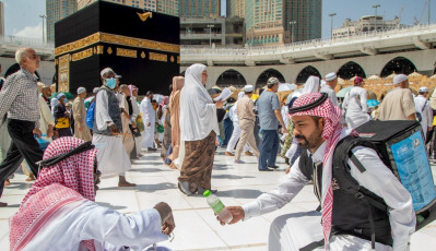 Gestionar el flujo ininterrumpido de peregrinos y garantizar su seguridad durante el llamado Hach, una de las mayores concentraciones religiosas del mundo, supone un enorme desafío logístico para el reino árabe. Unos dos millones de fieles, ya sean extranjeros o residentes en Arabia Saudita, realizarán este año el Hach, según la prensa local. El hach es uno de los cinco pilares del islam, que todo musulmán debe cumplir al menos una vez en la vida si tiene los medios para ello. La Meca, situada en un valle desértico y cuyo acceso está prohibido a los no musulmanes, aloja la Kaaba, una estructura cúbica cubierta por una tela negra con bordados dorados en el corazón de la Gran Mezquita y en dirección a la cual los musulmanes rezan cinco veces al día. Los peregrinos vieron la lluvía que se precipitó en parte del peregrinaje como una bendición, ya que los musulmanes creen que las oraciones se responden más durante las tormentas. En toda la etapa del recorrido hacia la Meca, voluntarios asisten a los peregrinos, guiandolos con mapas y brindandoles agua y reparo ante las fuertes tormentas, aunque la tecnología y en especial los smartphones vienen siendo durante los últimos años la mejor asistencia para los viajeros.