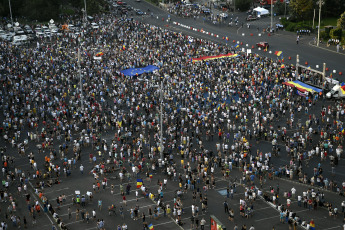 Las manifestaciones se han concentrado en el centro de Bucarest, la capital rumana, para protestar contra el gobierno al que acusan de "Gobierno de ladrones"  Entre gritos de "Gobierno de ladrones", "Dimisión" y "La diáspora está en casa porque le importa", los manifestantes, en su mayoría residentes en el extranjero, han pedido la dimisión del Gobierno del Partido Social Demócrata (PSD) por la corrupción y la carestía de la vida. Según la prensa local, la última manifestación realizada este fin de semana ha reunido entre 30.000 y 50.000 personas. El enfrentamiento, en el cual la Policía ha empleado gas lacrimógeno y los manifestantes han lanzado objetos contundentes como piedras o botellas, se ha desencadenado cuando algunos de los manifestantes intentaron superar el cordón policial que protegía la sede del Gobierno.  Muchos rumanos residentes en países como Alemania, Francia, Italia y España se han desplazado a Bucarest para participar en la protesta, y visitar a la familia por las vacaciones estivales. También se celebraron protestas similares en ciudades como Cluj-Napoca, Timisoara, Sibiu e Iasi, entre otras. Alrededor de tres millones y medio de rumanos, de una población de 20 millones, trabajan actualmente en el extranjero y envían más de 4.000 millones de euros en remesas, según las autoridades.