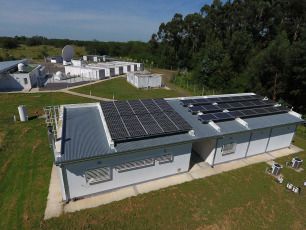 A few months after the start of the Argentine-German Geodesy Observatory (AGGO), its radio telescope was selected to measure the exact position of the Earth. At the beginning of this year, a cooperation agreement was signed between CONICET and the Ministry of Defense of the Nation that would allow AGGO, which operates in the Pereyra Iraola Park in the city of La Plata, to enter a full operational phase thanks to the incorporation of technical personnel of the Armed Forces dedicated to operate two important astronomical observation instruments. A radio telescope that serves to observe quasars, astronomical objects so infinitely far away that is why they are considered still and serve to study the positioning of the Earth, and a laser telescope that takes images of artificial satellites. The AGGO emerged in 2015 as a joint initiative between CONICET and the German Federal Agency for Cartography and Geodesy (BKG).