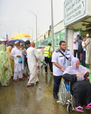 Managing the uninterrupted flow of pilgrims and ensuring their safety during the so-called Hach, one of the largest religious concentrations in the world, represents a huge logistical challenge for the Arab kingdom. About two million faithful, whether foreigners or residents of Saudi Arabia, will perform the Hach this year, according to local press. Hash is one of the five pillars of Islam, which every Muslim must fulfill at least once in his life if he has the means to do so. Mecca, located in a desert valley and whose access is prohibited to non-Muslims, houses the Kaaba, a cubic structure covered by a black cloth with gold embroidery in the heart of the Great Mosque and in which direction Muslims pray five times a day. The pilgrims saw the rain that precipitated part of the pilgrimage as a blessing, as Muslims believe that prayers are answered more during storms. Throughout the stage of the journey to Mecca, volunteers assist pilgrims, guiding them with maps and providing them with water and repair in the face of severe storms, although technology and especially smartphones have been the best assistance for travelers in recent years.