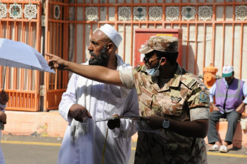 Managing the uninterrupted flow of pilgrims and ensuring their safety during the so-called Hach, one of the largest religious concentrations in the world, represents a huge logistical challenge for the Arab kingdom. About two million faithful, whether foreigners or residents of Saudi Arabia, will perform the Hach this year, according to local press. Hash is one of the five pillars of Islam, which every Muslim must fulfill at least once in his life if he has the means to do so. Mecca, located in a desert valley and whose access is prohibited to non-Muslims, houses the Kaaba, a cubic structure covered by a black cloth with gold embroidery in the heart of the Great Mosque and in which direction Muslims pray five times a day. The pilgrims saw the rain that precipitated part of the pilgrimage as a blessing, as Muslims believe that prayers are answered more during storms. Throughout the stage of the journey to Mecca, volunteers assist pilgrims, guiding them with maps and providing them with water and repair in the face of severe storms, although technology and especially smartphones have been the best assistance for travelers in recent years.