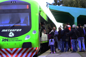 El Tren Patagónico comienza a salir desde la estación de Carmen de Patagones, que agrega una nueva experiencia, el cruce del Río Negro a través del antiguo puente ferrocarretero, al viaje de más de 800 km hasta San Carlos de Bariloche. El antiguo puente ferrocarretero sobre el río Negro fue inaugurado en 1931. En su momento la construcción del puente mixto (ferroviario y carretero) fue considerada como una de las obras de ingeniería más importantes de la Patagonia.  Su característica más notoria es que de sus cuatro tramos asentados sobre pilares, uno es basculante. El tramo, de 52 metros, podía levantarse para permitir el paso de barcos que hasta la década de 1940 llegaban al puerto de Patagones. Con el nuevo recorrido, el servicio ferroviario rionegrino no sólo busca afianzar la integración de ambas ciudades, sino que también suma un nuevo atractivo turístico para la región.