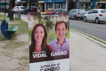 Everything indicates that the next President of Argentina will be among Alberto Fernández, who takes as Vice-Presidential candidate the former President Cristina Fernández de Kirchner, and Mauricio Macri, current President of Argentina, who is on his second term and is accompanied in the Presidential formula by the Peronist Miguel Angel Pichetto. After the Primary on Sunday, August 11, the October election will define the next President, among other positions. The Argentine electoral system establishes that, to be president, the most voted candidate must obtain at least 45% of the votes, or more than 40% with a difference of ten percentage points with the second most voted candidate. If none obtains sufficient votes to consecrate themselves president, they must compete for the Government in a ballot that is disputed on November 24.