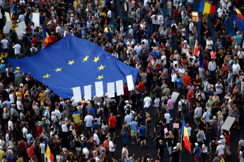 Las manifestaciones se han concentrado en el centro de Bucarest, la capital rumana, para protestar contra el gobierno al que acusan de "Gobierno de ladrones"  Entre gritos de "Gobierno de ladrones", "Dimisión" y "La diáspora está en casa porque le importa", los manifestantes, en su mayoría residentes en el extranjero, han pedido la dimisión del Gobierno del Partido Social Demócrata (PSD) por la corrupción y la carestía de la vida. Según la prensa local, la última manifestación realizada este fin de semana ha reunido entre 30.000 y 50.000 personas. El enfrentamiento, en el cual la Policía ha empleado gas lacrimógeno y los manifestantes han lanzado objetos contundentes como piedras o botellas, se ha desencadenado cuando algunos de los manifestantes intentaron superar el cordón policial que protegía la sede del Gobierno.  Muchos rumanos residentes en países como Alemania, Francia, Italia y España se han desplazado a Bucarest para participar en la protesta, y visitar a la familia por las vacaciones estivales. También se celebraron protestas similares en ciudades como Cluj-Napoca, Timisoara, Sibiu e Iasi, entre otras. Alrededor de tres millones y medio de rumanos, de una población de 20 millones, trabajan actualmente en el extranjero y envían más de 4.000 millones de euros en remesas, según las autoridades.