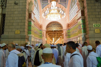 Gestionar el flujo ininterrumpido de peregrinos y garantizar su seguridad durante el llamado Hach, una de las mayores concentraciones religiosas del mundo, supone un enorme desafío logístico para el reino árabe. Unos dos millones de fieles, ya sean extranjeros o residentes en Arabia Saudita, realizarán este año el Hach, según la prensa local. El hach es uno de los cinco pilares del islam, que todo musulmán debe cumplir al menos una vez en la vida si tiene los medios para ello. La Meca, situada en un valle desértico y cuyo acceso está prohibido a los no musulmanes, aloja la Kaaba, una estructura cúbica cubierta por una tela negra con bordados dorados en el corazón de la Gran Mezquita y en dirección a la cual los musulmanes rezan cinco veces al día. Los peregrinos vieron la lluvía que se precipitó en parte del peregrinaje como una bendición, ya que los musulmanes creen que las oraciones se responden más durante las tormentas. En toda la etapa del recorrido hacia la Meca, voluntarios asisten a los peregrinos, guiandolos con mapas y brindandoles agua y reparo ante las fuertes tormentas, aunque la tecnología y en especial los smartphones vienen siendo durante los últimos años la mejor asistencia para los viajeros.