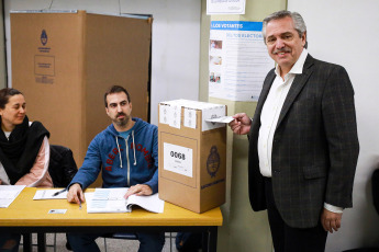 El precandidato a presidente por el Frente de Todos, Alberto Fernández, emitió su voto en la sede de la Universidad Católica Argentina, en el barrio de Puerto Madero. El candidato opositor volvió a cuestionar a la empresa Smartmatic, encargada del procesamiento de llos datos del escrutinio: "El gobierno hizo todo lo necesario para que haya dudas sobre el sistema de traspaso de datos, hay mucha preocupación porque la empresa encargada tiene unos antecedentes horribles", expresó a la prensa, y anticipó que después de las PASO, realizará una “convocatoria a todos los argentinos para arreglar los infinitos problemas que estamos viviendo”.