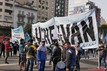 Movimientos y organizaciones sociales de Argentina marcharon este miércoles 28 de agosto en todo el país, en una nueva jornada de movilización por la actual crisis económica y social producto de las políticas del presidente de esa nación suramericana, Mauricio Macri. Los manifestantes se agolparon en los alrededores de la icónica Plaza de la República, ubicada en la intersección de las avenidas 9 de Julio y Corrientes, Buenos Aires, capital de la nación, para exigir al primer mandatario argentino que active una Ley de Emergencia Alimentaria para paliar la crisis en la que está sumergida la colectividad y los sectores más vulnerables de ese país. En la lista de reclamos publicados por la Confederación de Trabajadores de la Economía Popular (CTEP) y otras organizaciones laborales se exigió el aumento del Salario Social Complementario en la misma proporción que el salario mínimo, vital y móvil, en un 50 por ciento.