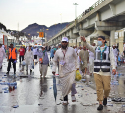 Managing the uninterrupted flow of pilgrims and ensuring their safety during the so-called Hach, one of the largest religious concentrations in the world, represents a huge logistical challenge for the Arab kingdom. About two million faithful, whether foreigners or residents of Saudi Arabia, will perform the Hach this year, according to local press. Hash is one of the five pillars of Islam, which every Muslim must fulfill at least once in his life if he has the means to do so. Mecca, located in a desert valley and whose access is prohibited to non-Muslims, houses the Kaaba, a cubic structure covered by a black cloth with gold embroidery in the heart of the Great Mosque and in which direction Muslims pray five times a day. The pilgrims saw the rain that precipitated part of the pilgrimage as a blessing, as Muslims believe that prayers are answered more during storms. Throughout the stage of the journey to Mecca, volunteers assist pilgrims, guiding them with maps and providing them with water and repair in the face of severe storms, although technology and especially smartphones have been the best assistance for travelers in recent years.