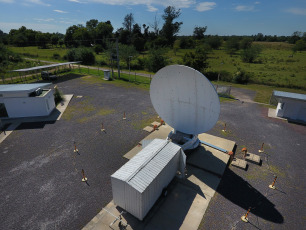 A few months after the start of the Argentine-German Geodesy Observatory (AGGO), its radio telescope was selected to measure the exact position of the Earth. At the beginning of this year, a cooperation agreement was signed between CONICET and the Ministry of Defense of the Nation that would allow AGGO, which operates in the Pereyra Iraola Park in the city of La Plata, to enter a full operational phase thanks to the incorporation of technical personnel of the Armed Forces dedicated to operate two important astronomical observation instruments. A radio telescope that serves to observe quasars, astronomical objects so infinitely far away that is why they are considered still and serve to study the positioning of the Earth, and a laser telescope that takes images of artificial satellites. The AGGO emerged in 2015 as a joint initiative between CONICET and the German Federal Agency for Cartography and Geodesy (BKG).