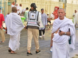 Gestionar el flujo ininterrumpido de peregrinos y garantizar su seguridad durante el llamado Hach, una de las mayores concentraciones religiosas del mundo, supone un enorme desafío logístico para el reino árabe. Unos dos millones de fieles, ya sean extranjeros o residentes en Arabia Saudita, realizarán este año el Hach, según la prensa local. El hach es uno de los cinco pilares del islam, que todo musulmán debe cumplir al menos una vez en la vida si tiene los medios para ello. La Meca, situada en un valle desértico y cuyo acceso está prohibido a los no musulmanes, aloja la Kaaba, una estructura cúbica cubierta por una tela negra con bordados dorados en el corazón de la Gran Mezquita y en dirección a la cual los musulmanes rezan cinco veces al día. Los peregrinos vieron la lluvía que se precipitó en parte del peregrinaje como una bendición, ya que los musulmanes creen que las oraciones se responden más durante las tormentas. En toda la etapa del recorrido hacia la Meca, voluntarios asisten a los peregrinos, guiandolos con mapas y brindandoles agua y reparo ante las fuertes tormentas, aunque la tecnología y en especial los smartphones vienen siendo durante los últimos años la mejor asistencia para los viajeros.