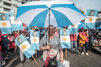 Movimientos y organizaciones sociales de Argentina marcharon este miércoles 28 de agosto en todo el país, en una nueva jornada de movilización por la actual crisis económica y social producto de las políticas del presidente de esa nación suramericana, Mauricio Macri. Los manifestantes se agolparon en los alrededores de la icónica Plaza de la República, ubicada en la intersección de las avenidas 9 de Julio y Corrientes, Buenos Aires, capital de la nación, para exigir al primer mandatario argentino que active una Ley de Emergencia Alimentaria para paliar la crisis en la que está sumergida la colectividad y los sectores más vulnerables de ese país. En la lista de reclamos publicados por la Confederación de Trabajadores de la Economía Popular (CTEP) y otras organizaciones laborales se exigió el aumento del Salario Social Complementario en la misma proporción que el salario mínimo, vital y móvil, en un 50 por ciento.