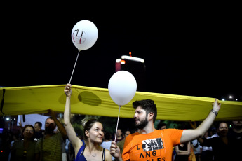 Las manifestaciones se han concentrado en el centro de Bucarest, la capital rumana, para protestar contra el gobierno al que acusan de "Gobierno de ladrones"  Entre gritos de "Gobierno de ladrones", "Dimisión" y "La diáspora está en casa porque le importa", los manifestantes, en su mayoría residentes en el extranjero, han pedido la dimisión del Gobierno del Partido Social Demócrata (PSD) por la corrupción y la carestía de la vida. Según la prensa local, la última manifestación realizada este fin de semana ha reunido entre 30.000 y 50.000 personas. El enfrentamiento, en el cual la Policía ha empleado gas lacrimógeno y los manifestantes han lanzado objetos contundentes como piedras o botellas, se ha desencadenado cuando algunos de los manifestantes intentaron superar el cordón policial que protegía la sede del Gobierno.  Muchos rumanos residentes en países como Alemania, Francia, Italia y España se han desplazado a Bucarest para participar en la protesta, y visitar a la familia por las vacaciones estivales. También se celebraron protestas similares en ciudades como Cluj-Napoca, Timisoara, Sibiu e Iasi, entre otras. Alrededor de tres millones y medio de rumanos, de una población de 20 millones, trabajan actualmente en el extranjero y envían más de 4.000 millones de euros en remesas, según las autoridades.