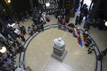 FOTOGRAFÍA DE ARCHIVO. Los restos de dos caciques mapuche, durante un ritual donde fueron restituídos a su comunidad en el Museo de Ciencias Naturales de La Plata el 10 de octubre de 2017, donde se enontraban. Fueron sepultados en la ciudad de Tapalqué y los restos de otros dos habitantes originarios fueron entregados al Consejo de Lonkos de las comunidades Rankulche de La Pampa.