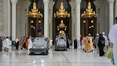 Managing the uninterrupted flow of pilgrims and ensuring their safety during the so-called Hach, one of the largest religious concentrations in the world, represents a huge logistical challenge for the Arab kingdom. About two million faithful, whether foreigners or residents of Saudi Arabia, will perform the Hach this year, according to local press. Hash is one of the five pillars of Islam, which every Muslim must fulfill at least once in his life if he has the means to do so. Mecca, located in a desert valley and whose access is prohibited to non-Muslims, houses the Kaaba, a cubic structure covered by a black cloth with gold embroidery in the heart of the Great Mosque and in which direction Muslims pray five times a day. The pilgrims saw the rain that precipitated part of the pilgrimage as a blessing, as Muslims believe that prayers are answered more during storms. Throughout the stage of the journey to Mecca, volunteers assist pilgrims, guiding them with maps and providing them with water and repair in the face of severe storms, although technology and especially smartphones have been the best assistance for travelers in recent years.