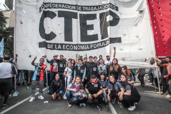 Movements and social organizations of Argentina marched this Wednesday, August 28, throughout the country, in a new day of mobilization for the current economic and social crisis product of the policies of the president of that South American nation, Mauricio Macri. Protesters gathered around the iconic Plaza de la República, located at the intersection of 9 de Julio and Corrientes avenues, Buenos Aires, capital of the nation, to demand the first Argentine president to activate a Food Emergency Law to to alleviate the crisis in which the community and the most vulnerable sectors of that country are submerged. In the list of claims published by the Confederation of Workers of the Popular Economy (CTEP) and other labor organizations, the increase of the Complementary Social Salary was demanded in the same proportion as the minimum, vital and mobile salary, by 50 percent.