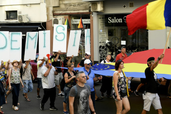 Las manifestaciones se han concentrado en el centro de Bucarest, la capital rumana, para protestar contra el gobierno al que acusan de "Gobierno de ladrones"  Entre gritos de "Gobierno de ladrones", "Dimisión" y "La diáspora está en casa porque le importa", los manifestantes, en su mayoría residentes en el extranjero, han pedido la dimisión del Gobierno del Partido Social Demócrata (PSD) por la corrupción y la carestía de la vida. Según la prensa local, la última manifestación realizada este fin de semana ha reunido entre 30.000 y 50.000 personas. El enfrentamiento, en el cual la Policía ha empleado gas lacrimógeno y los manifestantes han lanzado objetos contundentes como piedras o botellas, se ha desencadenado cuando algunos de los manifestantes intentaron superar el cordón policial que protegía la sede del Gobierno.  Muchos rumanos residentes en países como Alemania, Francia, Italia y España se han desplazado a Bucarest para participar en la protesta, y visitar a la familia por las vacaciones estivales. También se celebraron protestas similares en ciudades como Cluj-Napoca, Timisoara, Sibiu e Iasi, entre otras. Alrededor de tres millones y medio de rumanos, de una población de 20 millones, trabajan actualmente en el extranjero y envían más de 4.000 millones de euros en remesas, según las autoridades.