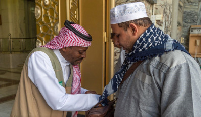 Managing the uninterrupted flow of pilgrims and ensuring their safety during the so-called Hach, one of the largest religious concentrations in the world, represents a huge logistical challenge for the Arab kingdom. About two million faithful, whether foreigners or residents of Saudi Arabia, will perform the Hach this year, according to local press. Hash is one of the five pillars of Islam, which every Muslim must fulfill at least once in his life if he has the means to do so. Mecca, located in a desert valley and whose access is prohibited to non-Muslims, houses the Kaaba, a cubic structure covered by a black cloth with gold embroidery in the heart of the Great Mosque and in which direction Muslims pray five times a day. The pilgrims saw the rain that precipitated part of the pilgrimage as a blessing, as Muslims believe that prayers are answered more during storms. Throughout the stage of the journey to Mecca, volunteers assist pilgrims, guiding them with maps and providing them with water and repair in the face of severe storms, although technology and especially smartphones have been the best assistance for travelers in recent years.