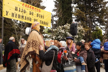 En la foto tomada ayer domingo 25 de agosto de 2019 en la localidad de Chimpay donde los fieles le rinden homenaje a Ceferino Namuncurá en el Santuario del beato argentino durante la 49° peregrinación de Ceferino Namuncurá en Chimpay. El Santuario Parque Ceferino Namuncurá recibió a los fieles que en los días previos llegaron cabalgando, en bicicleta, vehículos particulares y colectivos de larga distancia desde distintos puntos del país para dar gracias y para cumplir las promesas de fe y esperanza realizadas al "Lirio de la Patagonia".