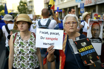 Demonstrations have been concentrated in the center of Bucharest, the Romanian capital, to protest against the government they accuse of "Government of thieves" Between shouts of "Government of thieves", "Resignation" and "The diaspora is at home because they care", protesters, mostly residents abroad, have called for the resignation of the Government of the Social Democratic Party (PSD) by the corruption and the famine of life. According to local press, the last demonstration held this weekend has brought together between 30,000 and 50,000 people. The confrontation, in which the Police have used tear gas and protesters have thrown blunt objects such as stones or bottles, has been triggered when some of the protesters tried to overcome the police cordon that protected the government headquarters. Many Romanians living in countries such as Germany, France, Italy and Spain have moved to Bucharest to participate in the protest, and visit the family for summer vacations. Similar protests were also held in cities such as Cluj-Napoca, Timisoara, Sibiu and Iasi, among others. Around three and a half million Romanians, from a population of 20 million, currently work abroad and send more than 4,000 million euros in remittances, according to the authorities.