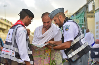 Managing the uninterrupted flow of pilgrims and ensuring their safety during the so-called Hach, one of the largest religious concentrations in the world, represents a huge logistical challenge for the Arab kingdom. About two million faithful, whether foreigners or residents of Saudi Arabia, will perform the Hach this year, according to local press. Hash is one of the five pillars of Islam, which every Muslim must fulfill at least once in his life if he has the means to do so. Mecca, located in a desert valley and whose access is prohibited to non-Muslims, houses the Kaaba, a cubic structure covered by a black cloth with gold embroidery in the heart of the Great Mosque and in which direction Muslims pray five times a day. The pilgrims saw the rain that precipitated part of the pilgrimage as a blessing, as Muslims believe that prayers are answered more during storms. Throughout the stage of the journey to Mecca, volunteers assist pilgrims, guiding them with maps and providing them with water and repair in the face of severe storms, although technology and especially smartphones have been the best assistance for travelers in recent years.