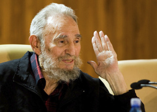 On August 13, 1926, near Birán, Mayarí, Cuba, Fidel Alejandro Castro Ruz was born. From a young age Fidel showed a great interest in history and military affairs. Due to his exceptional intelligence, his parents decided to send him to Santiago de Cuba, at the age of six, along with his sister, Angelita. In Santiago and then in Havana, Castro completed his studies until he graduated in Law in 1950. From then on, he became involved in different political communities. After denouncing dictator Fulgencio Batista before an Emergency Court and receiving a contrary decision, Castro understood that armed struggle was the only way to achieve a change in the system of government. He participated in a failed rebellion against the dictator, so he was arrested in 1953. Twenty-two months later, he was released and went into exile in Mexico, where he began making plans to overthrow Batista. Fidel Castro returned to Cuba in 1957, in a boat with a small group of 82 rebels, among them the Argentine Ernesto Che Guevara. After a guerrilla war in the rural areas of the island, the fight spread to the city. On January 1, 1959, the victory of the revolutionaries was proclaimed. Castro took power, starting a period characterized by his socialist policy. As prime minister, he began producing large-scale reforms. He ended the US dominance over the island and, in 1961, managed to stop the invasion of exiles supported by the United States in Playa Girón. Fidel Castro transformed Cuba into the first communist country in the Western Hemisphere and allied with the Soviet Union. The country became an enemy of the United States and lived moments of great tension during the Cold War.