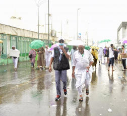 Managing the uninterrupted flow of pilgrims and ensuring their safety during the so-called Hach, one of the largest religious concentrations in the world, represents a huge logistical challenge for the Arab kingdom. About two million faithful, whether foreigners or residents of Saudi Arabia, will perform the Hach this year, according to local press. Hash is one of the five pillars of Islam, which every Muslim must fulfill at least once in his life if he has the means to do so. Mecca, located in a desert valley and whose access is prohibited to non-Muslims, houses the Kaaba, a cubic structure covered by a black cloth with gold embroidery in the heart of the Great Mosque and in which direction Muslims pray five times a day. The pilgrims saw the rain that precipitated part of the pilgrimage as a blessing, as Muslims believe that prayers are answered more during storms. Throughout the stage of the journey to Mecca, volunteers assist pilgrims, guiding them with maps and providing them with water and repair in the face of severe storms, although technology and especially smartphones have been the best assistance for travelers in recent years.